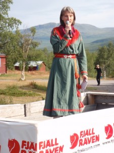 Saami in Tracht singt ihr Stammeslied zum Einklang