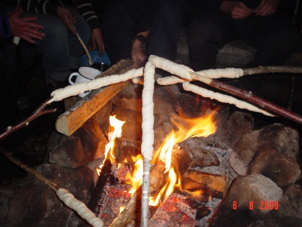 Stockbrot über dem Feuer