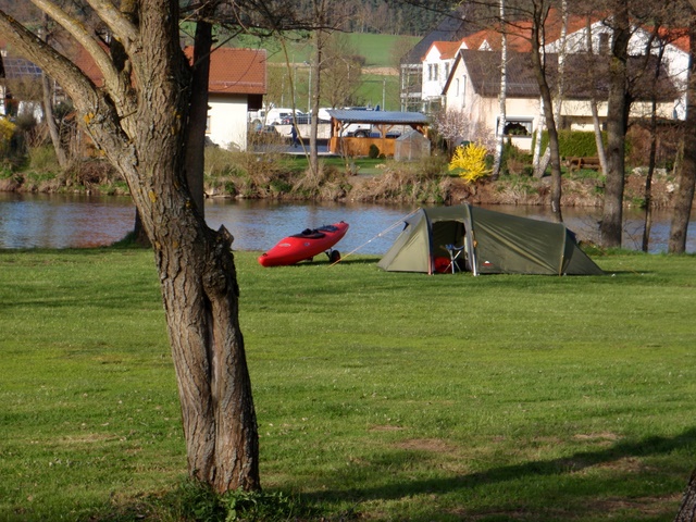 Kajak neben Zelt am Blaibacher Campingplatz