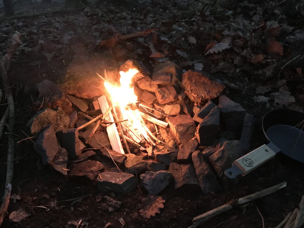 Gemütliches Feuer für den Abend