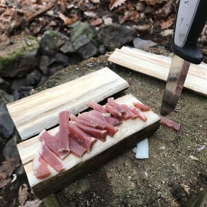 Morakniv schneidet Speck für die Kartoffelpfanne