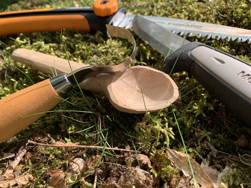 Holzlöffel mit Säge, Messer und Schälmesser