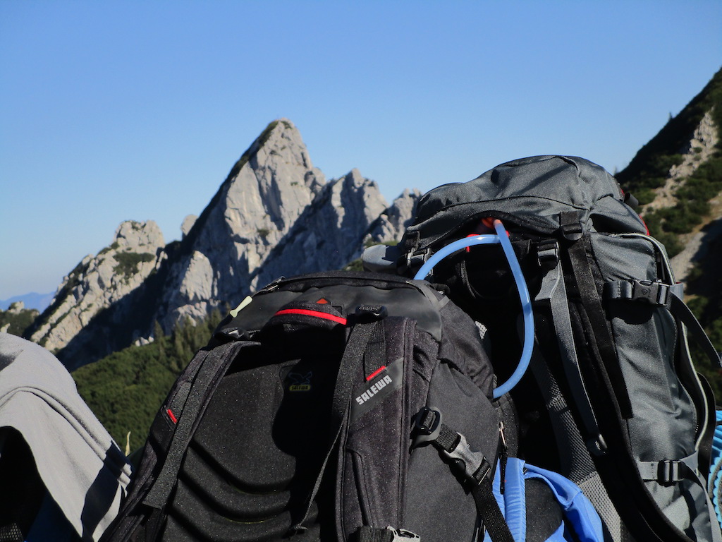 Rucksäcke vor Bergpanorama